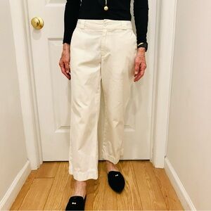 GAP Classic Fit Capri in White. Size 4.
